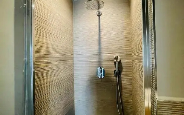 Central Corner House