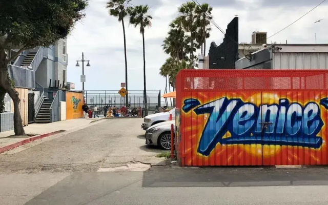 Venice Beach Studio #C - 1 Block to the Beach!