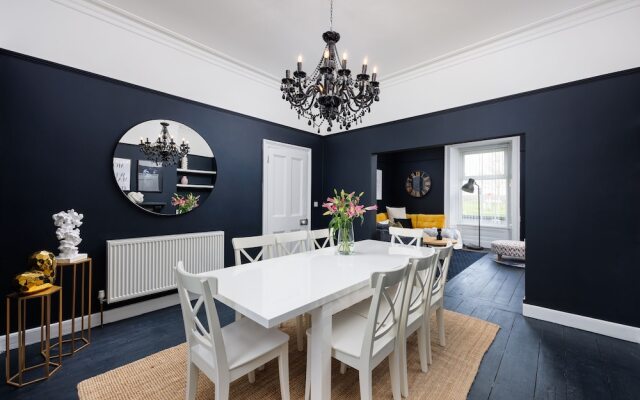 Luxurious 4 Bed House - Sleeps 8