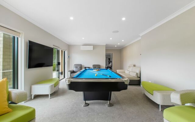 Luxe Whitford Mansion - Pool & Tennis Court