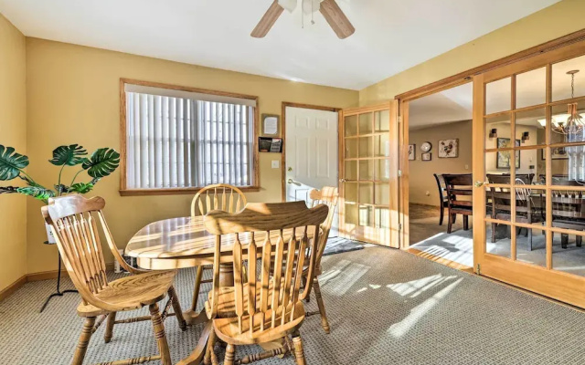 Hot Tub, Lake Access: Spacious Poconos Getaway!