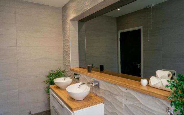 Central, stylish 3 bed apartment with sea views