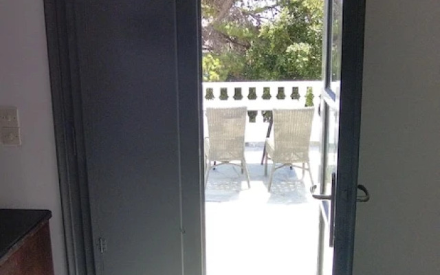 Perissa Art Villa - Kitchen & Washing Machine