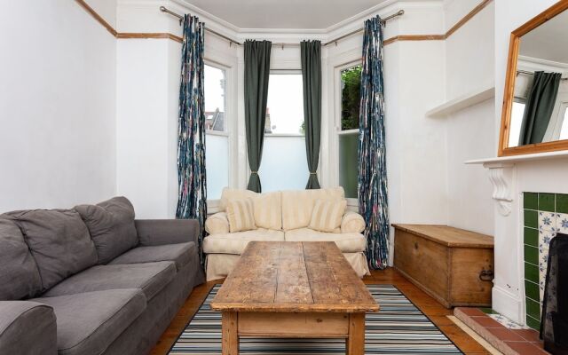 2 Bedroom Flat In Earlsfield