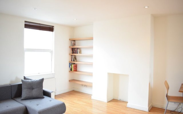 Sunny & Spacious 2 Bed Flat in North West London