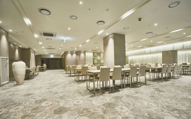 Royal Emporium Incheon Airport Hotel