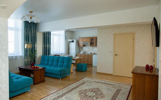 Гости на улице Ленина