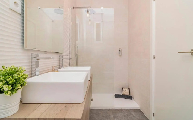 Apartment with Balconies in La Latina by Batuecas