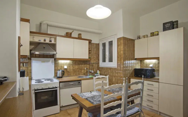 Baroness Apartment in Piraeus