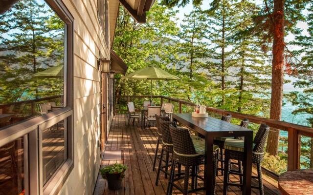The Overlook, Luxury Lakeside Home with Dock