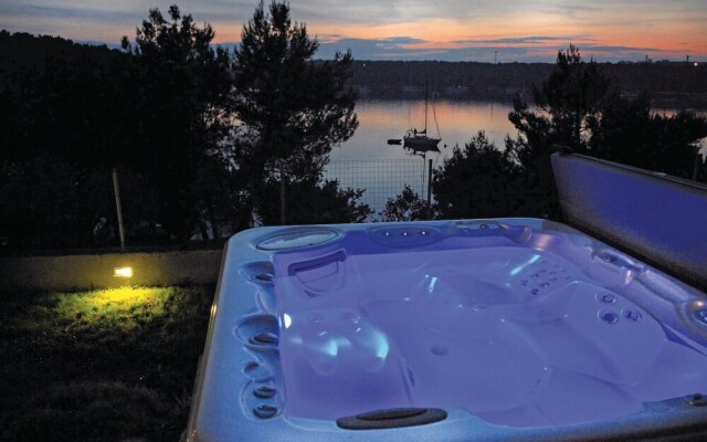 Stunning Home in Pula With Wifi, 2 Bedrooms and Jacuzzi