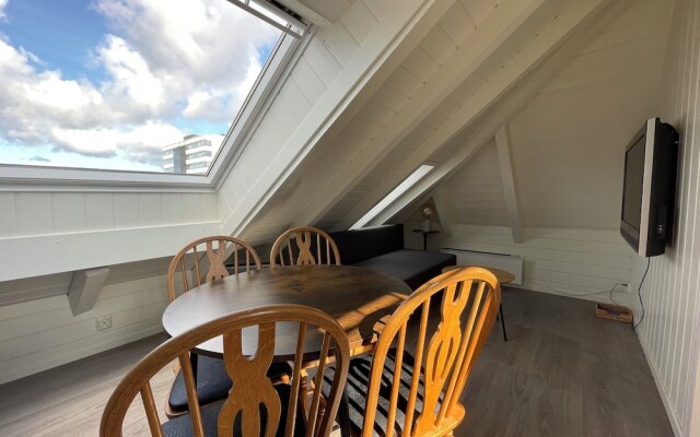 Stunning Hilltop Nest Unparalleled Views at BnB Ap 17