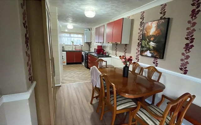 Charming Basildon House With 3 Bedroom Near Town