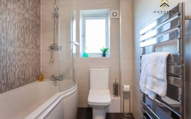 Modern 3-Storey Apartment & Free Parking