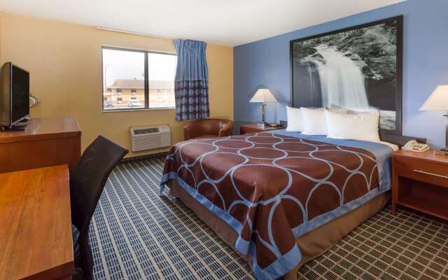 Super 8 by Wyndham Janesville