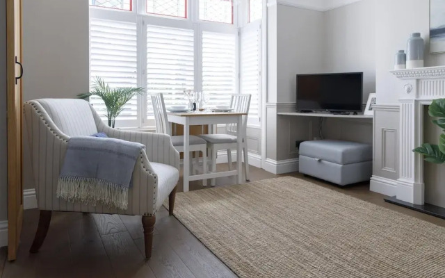The Grove Apartment With Free on Street Parking