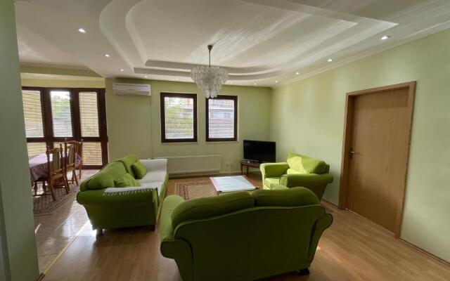 Huge Apartment with a Garden in the City Center