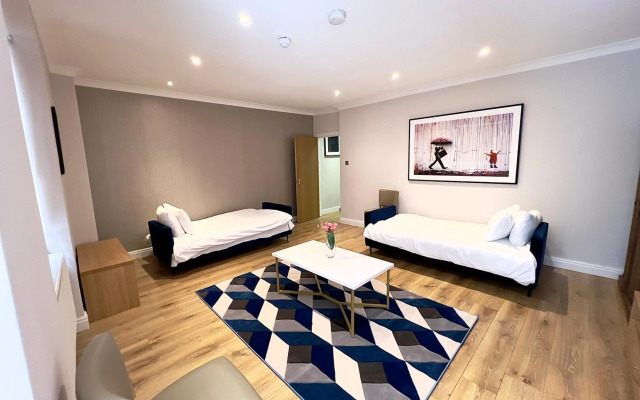 Spacious Two Bedroom Apartment in Westminster