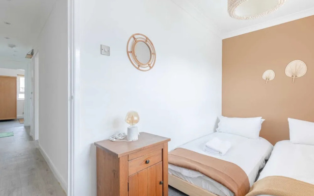 Spacious 3BD Flat, Close to Tube - Fulham!