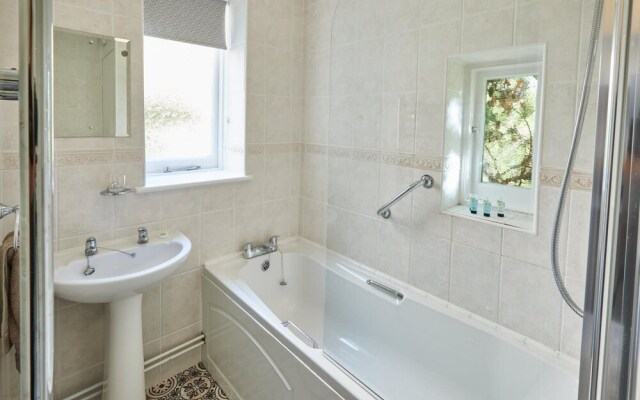 Host Stay Leafy Garden Apartment