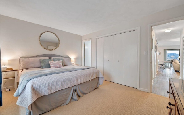 Lake Vibes - Pet Friendly Lakefront Condo!