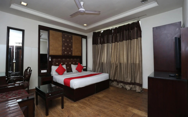 OYO 6845 The Grand Hotel