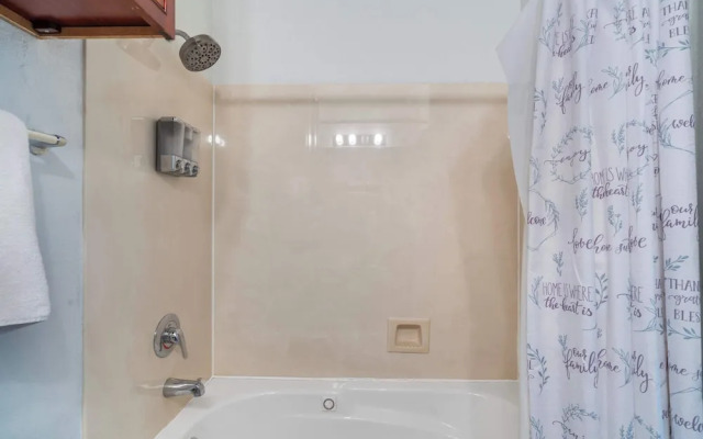 Fore Seasons Golf Condo - 5 Min to Silver Dollar!