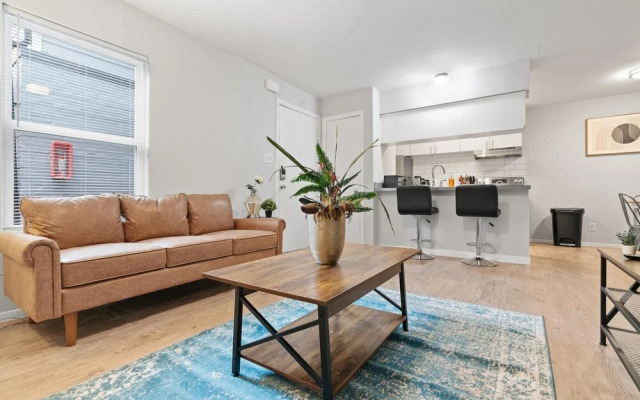 Stylish 2BR Near UT Highland Evonify