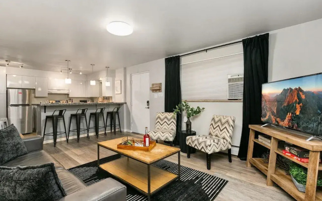 Caviar Suite, Moody Retreat by Old Town Square