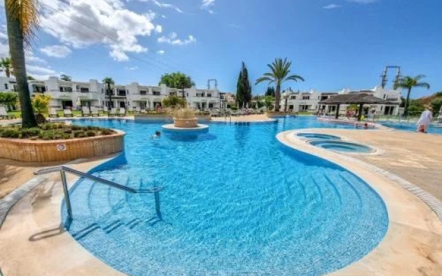 #025 Relaxing and Quiet House with Pool