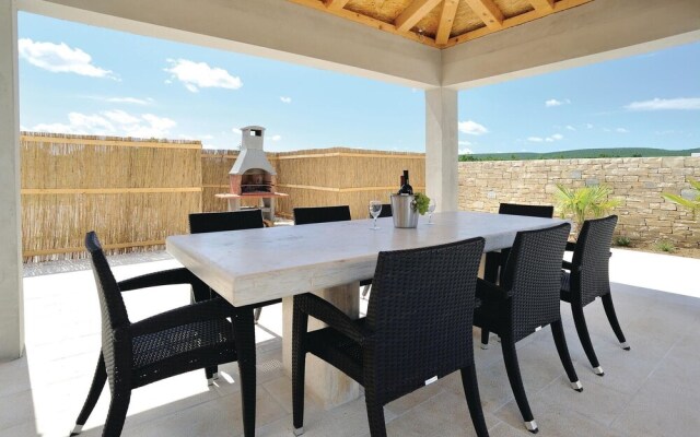 Beautiful Home in Pridraga With Wifi and 5 Bedrooms