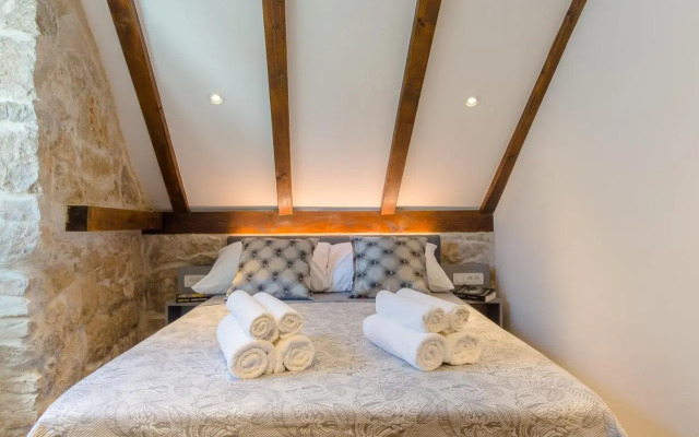 Luxury Apt Petra in 400 year old stone house 4+2