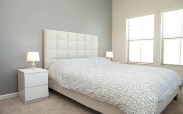Luxury Apartment Near The Grove