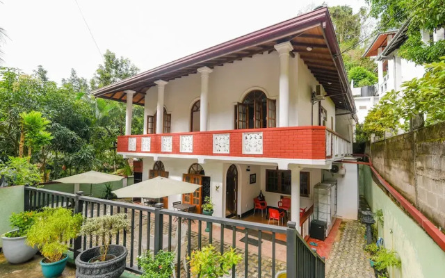 OYO 392 Redstar Kandyan
