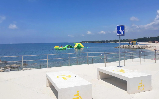 Family friendly apartments with a swimming pool Pula - 7610