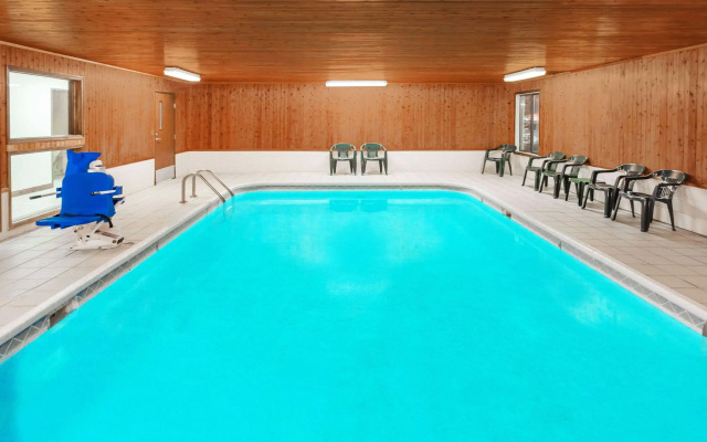 Super 8 by Wyndham Lincoln