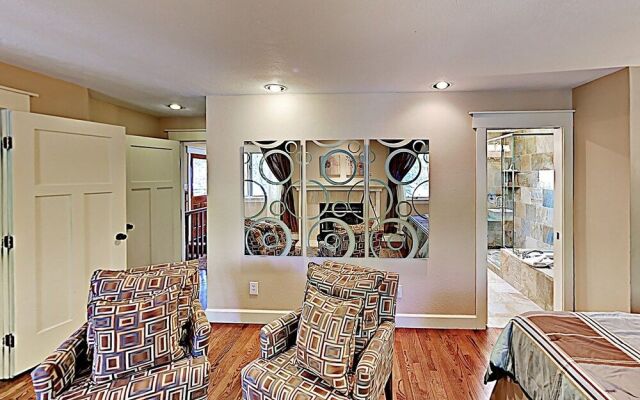 Charming & Warm Private 'in-Town' Home by RedAwning