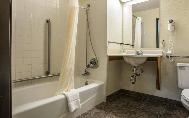 Quality Inn & Suites Marinette