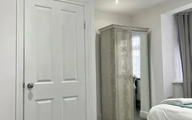 Inviting 2-bed Apartment in Ilford