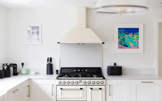 Chic 4-bed Coastal Retreat in Heart of Bosham