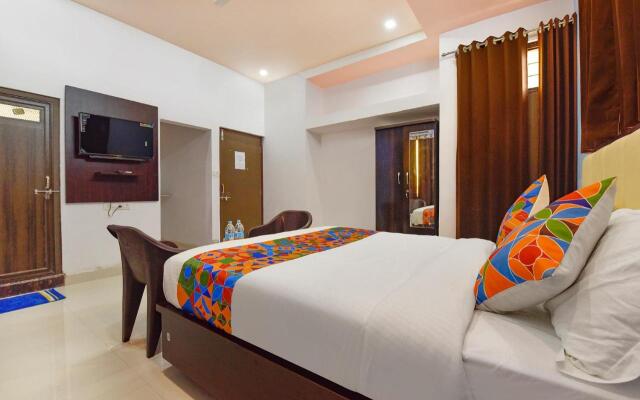 Fabexpress Shree Thakur- 700 Meter Away From Railway Station