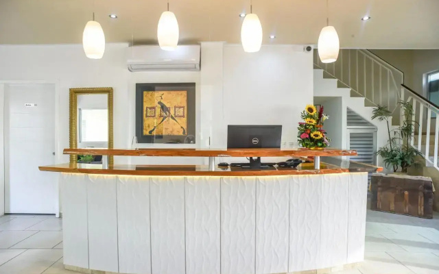 12 Bees Hotel