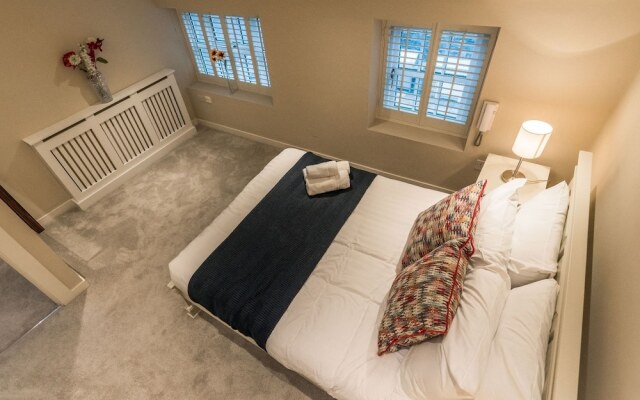 Pierce Brosnan Suite by 5STARSTAY