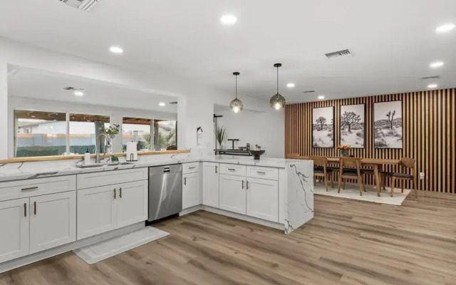 Desert Dreaming Deluxe Retreat w Pool Putt