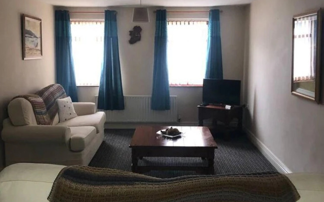Central 2 Bed Apartment Above Great Derry Pub