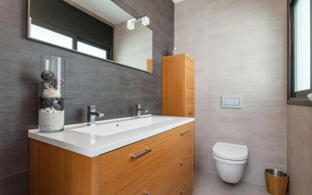 Moderna villa con piscina y amplio jardín