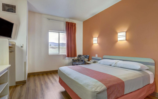 Motel 6 Roseburg, OR