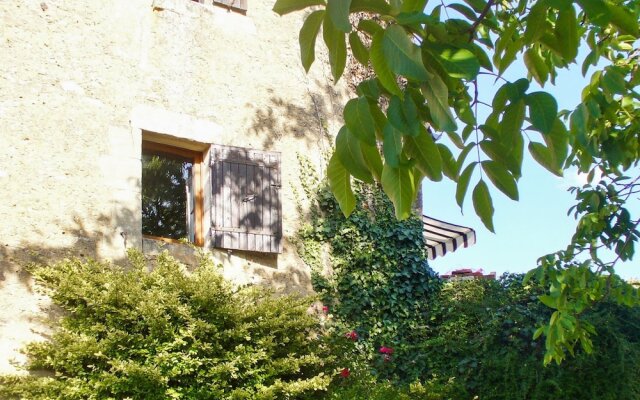 House With 2 Bedrooms in Les Eyzies-de-tayac-sireuil, With Enclosed Ga