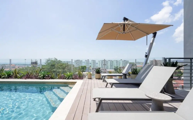 w Exceptional 1BR With Balcony in Casco View