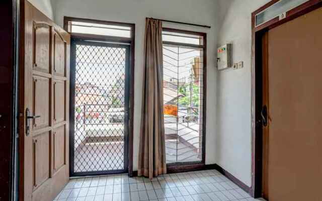 Oyo 3917 Kost Putri Siwalankerto